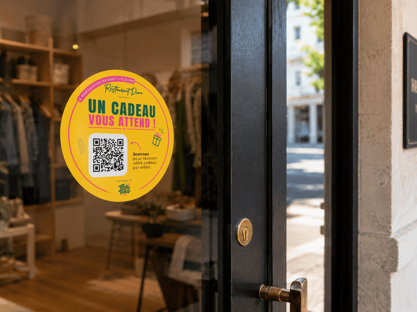 Sticker TrueTable installé sur la vitrine d’un établissement
